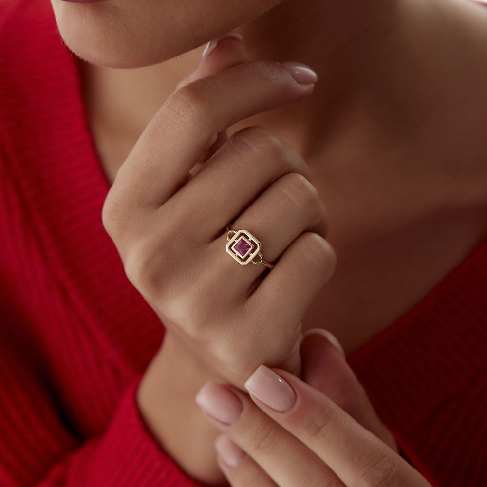 Pembe Taşlı Kare Tasarım Yüzük