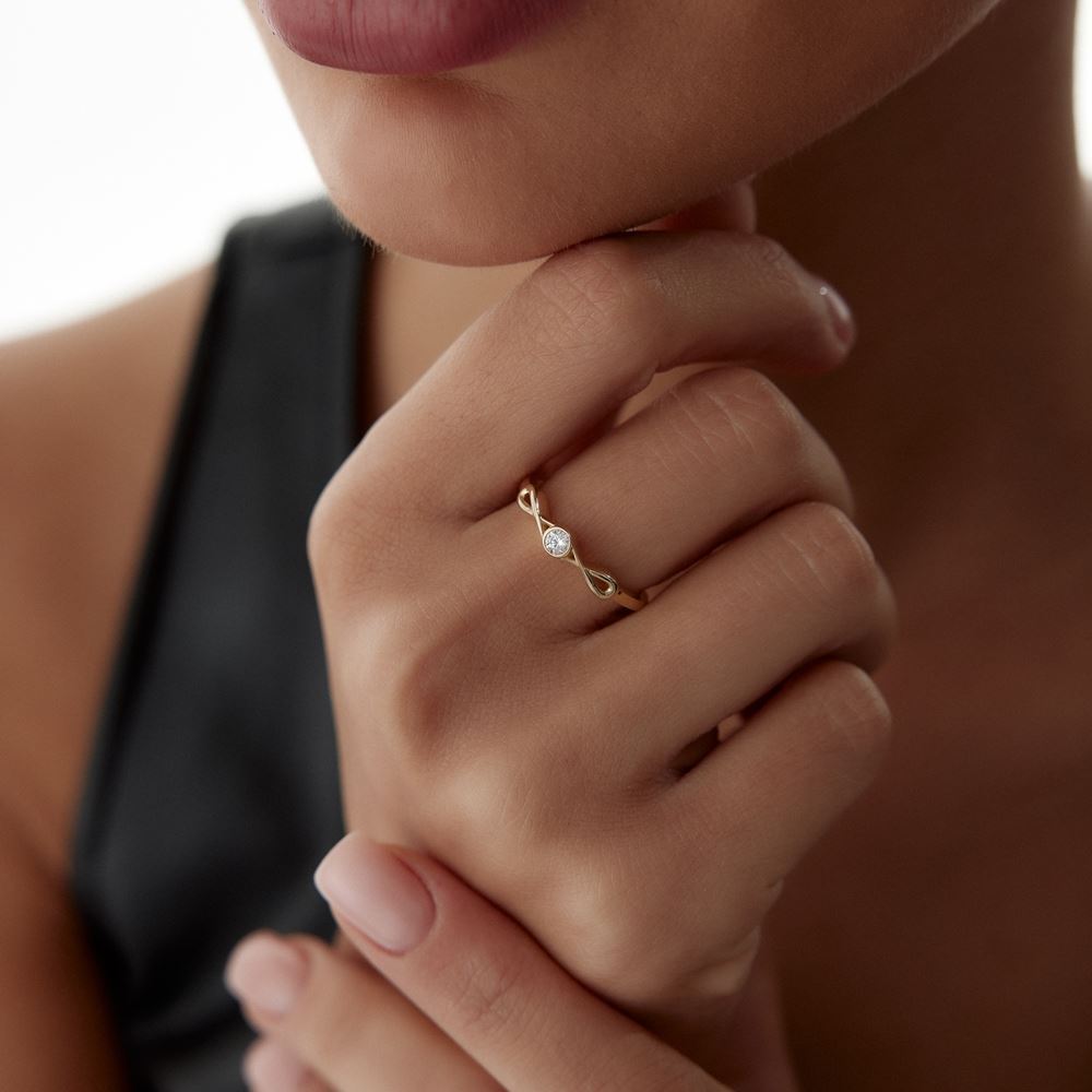 Sonsuz Oval Taşlı Tasarım Yüzük