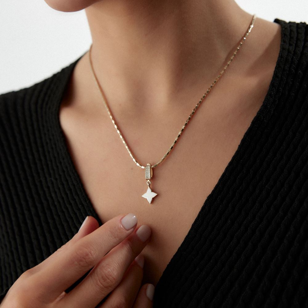 Yonca Beyaz Mineli Charm Kolye