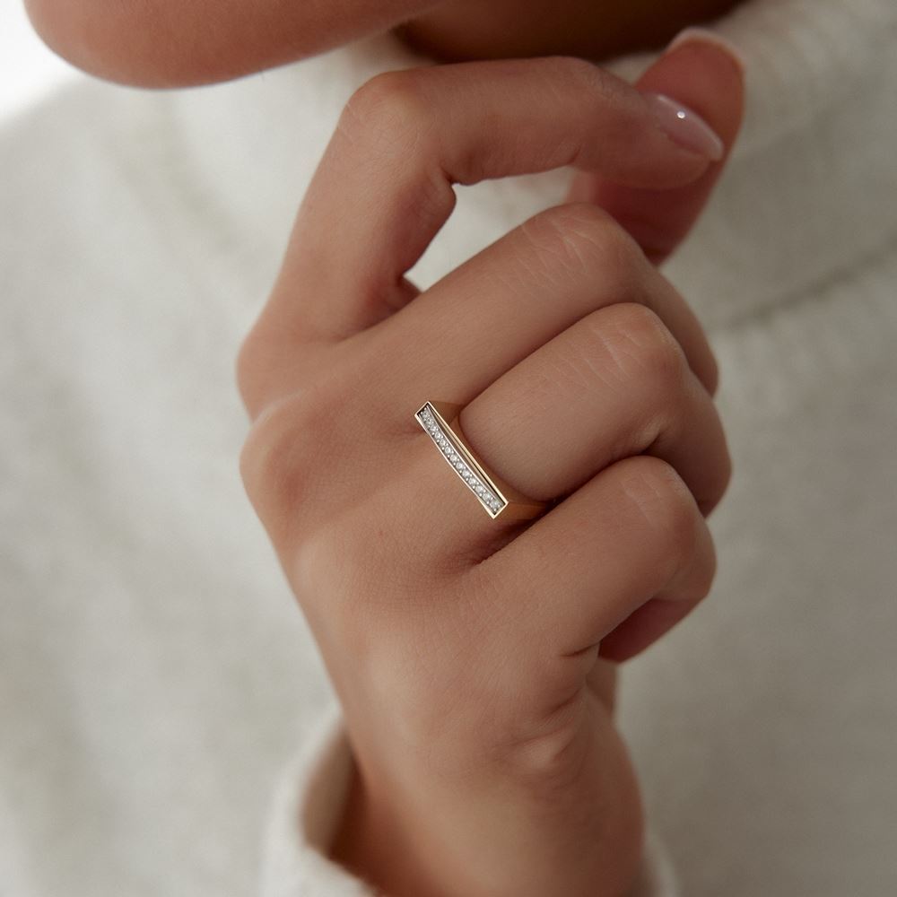 Baget Sıra Yassı Tasarım Taşlı Yüzük