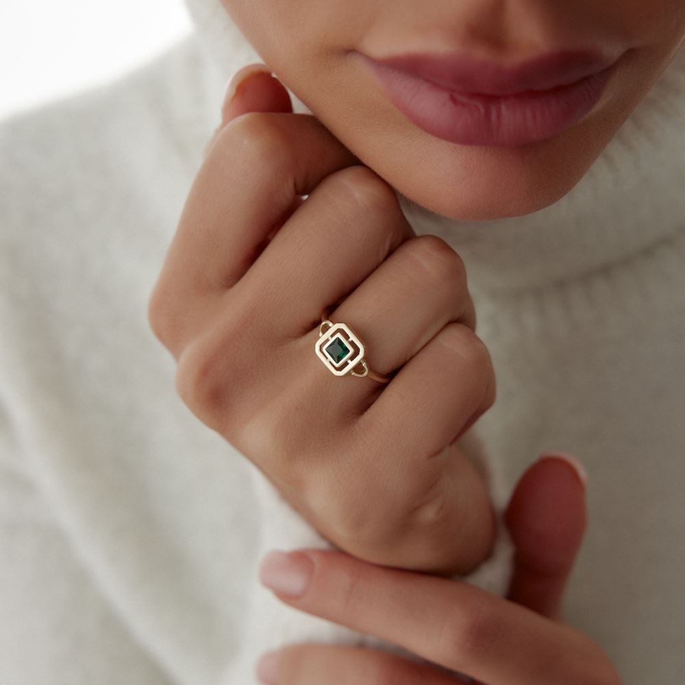 Yeşil Taşlı Kare Tasarım Yüzük