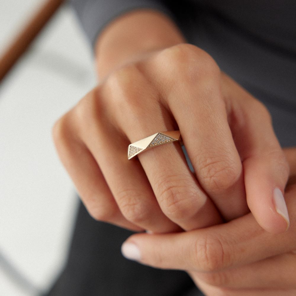 Üçgen Taşlı Yüzük